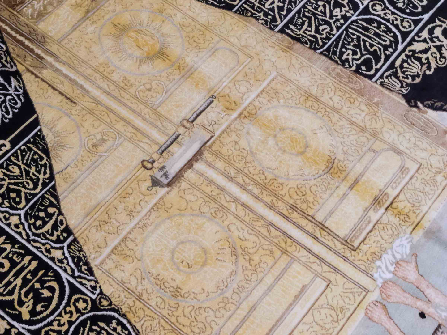 Handgeknüpfter Sino Hereke Seidenteppich von Khademi aus reiner Seide, schwarz-gold. Feiner, chinesischer Teppich mit Bildmotiv, signiert. Orientteppich, geknüpft in China. Größe: 250 x 150 cm. Teppichnummer: SB3-1080 | Jupiter Intl