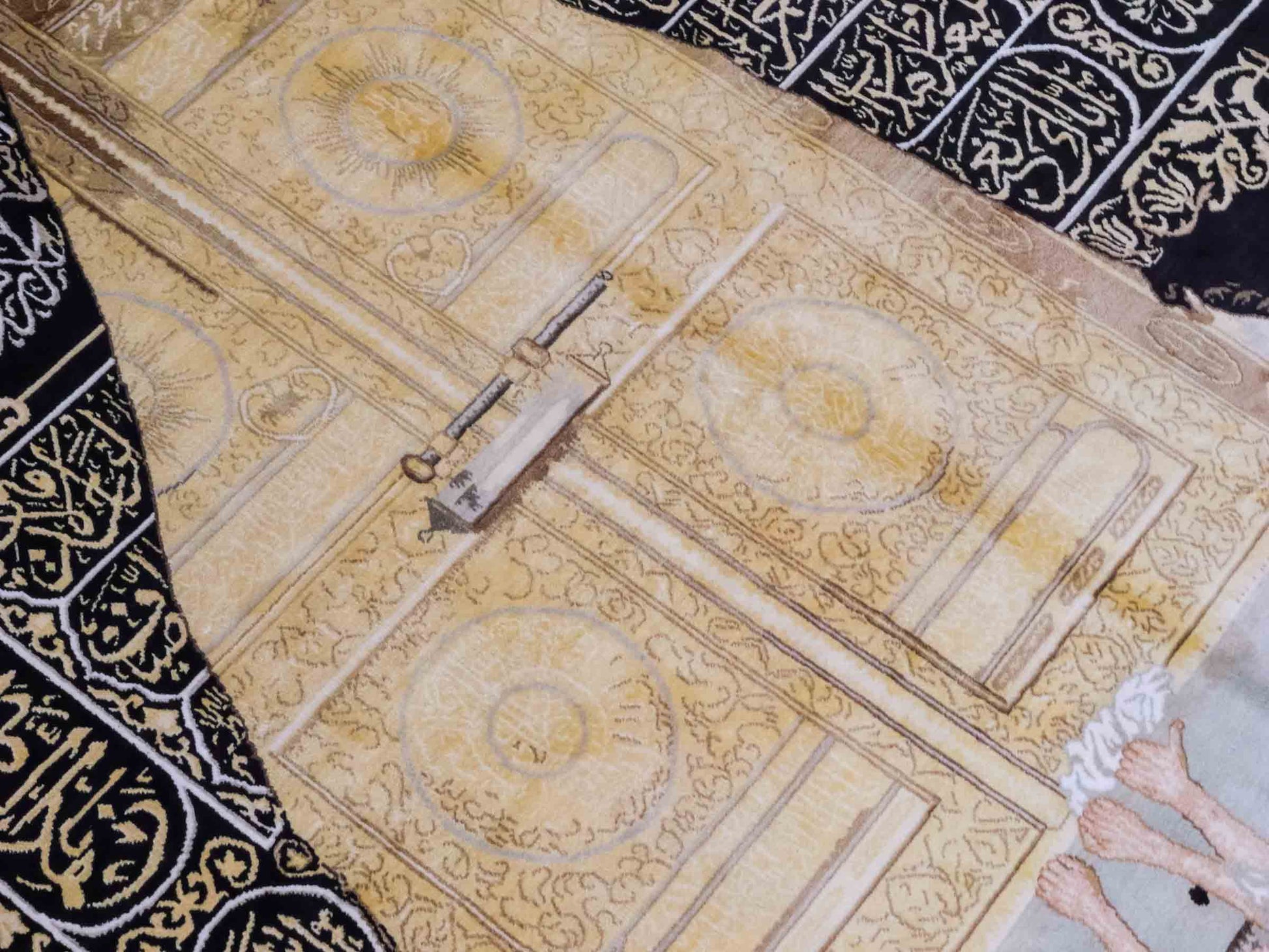 Handgeknüpfter Sino Hereke Seidenteppich von Khademi aus reiner Seide, schwarz-gold. Feiner, chinesischer Teppich mit Bildmotiv, signiert. Orientteppich, geknüpft in China. Größe: 250 x 150 cm. Teppichnummer: SB3-1080 | Jupiter Intl