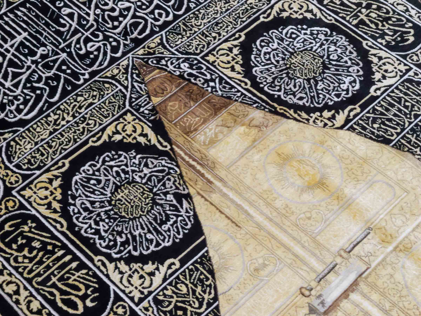 Handgeknüpfter Sino Hereke Seidenteppich von Khademi aus reiner Seide, schwarz-gold. Feiner, chinesischer Teppich mit Bildmotiv, signiert. Orientteppich, geknüpft in China. Größe: 250 x 150 cm. Teppichnummer: SB3-1080 | Jupiter Intl