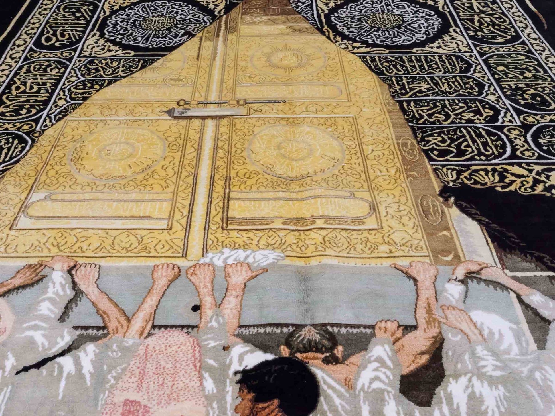 Handgeknüpfter Sino Hereke Seidenteppich von Khademi aus reiner Seide, schwarz-gold. Feiner, chinesischer Teppich mit Bildmotiv, signiert. Orientteppich, geknüpft in China. Größe: 250 x 150 cm. Teppichnummer: SB3-1080 | Jupiter Intl