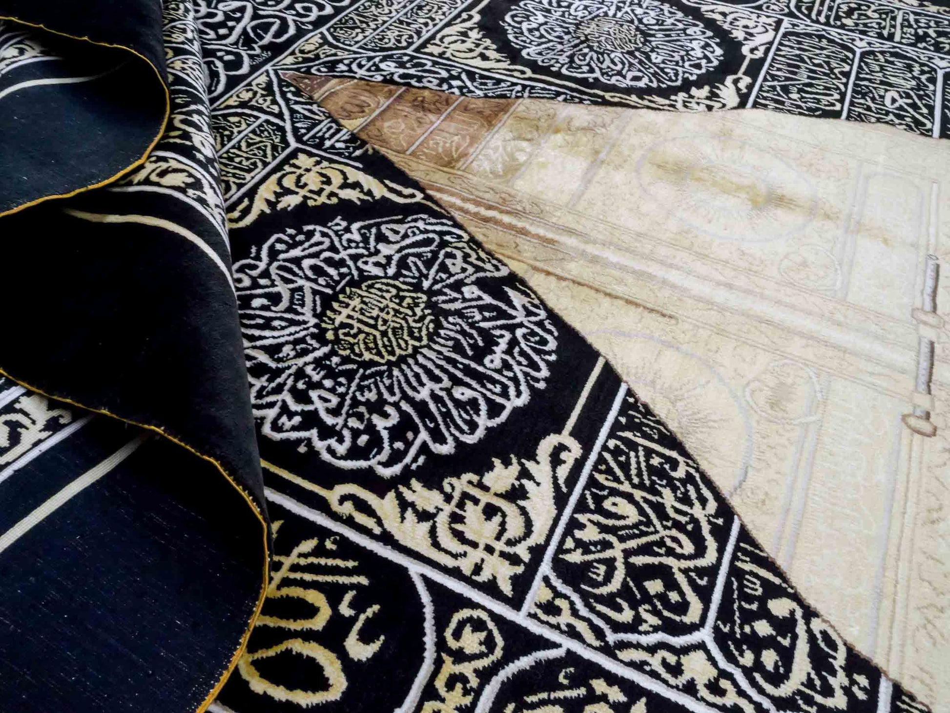 Handgeknüpfter Sino Hereke Seidenteppich von Khademi aus reiner Seide, schwarz-gold. Feiner, chinesischer Teppich mit Bildmotiv, signiert. Orientteppich, geknüpft in China. Größe: 250 x 150 cm. Teppichnummer: SB3-1080 | Jupiter Intl