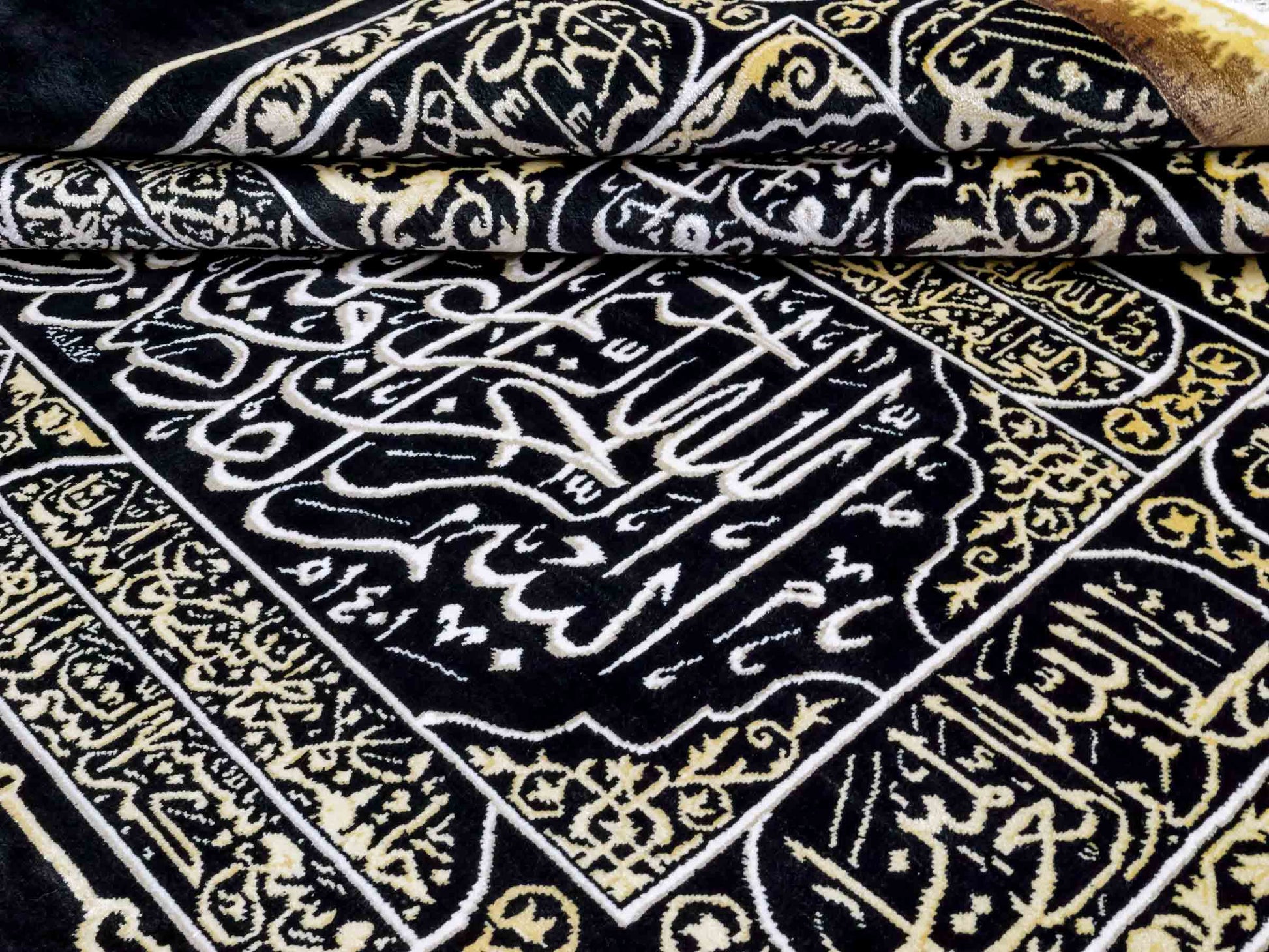 Handgeknüpfter Sino Hereke Seidenteppich von Khademi aus reiner Seide, schwarz-gold. Feiner, chinesischer Teppich mit Bildmotiv, signiert. Orientteppich, geknüpft in China. Größe: 250 x 150 cm. Teppichnummer: SB3-1080 | Jupiter Intl