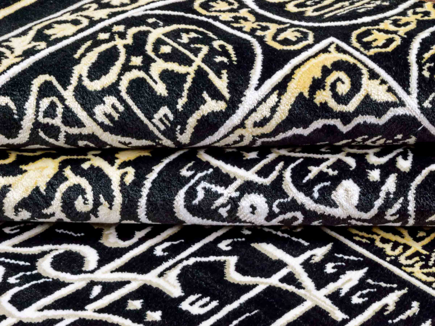 Handgeknüpfter Sino Hereke Seidenteppich von Khademi aus reiner Seide, schwarz-gold. Feiner, chinesischer Teppich mit Bildmotiv, signiert. Orientteppich, geknüpft in China. Größe: 250 x 150 cm. Teppichnummer: SB3-1080 | Jupiter Intl