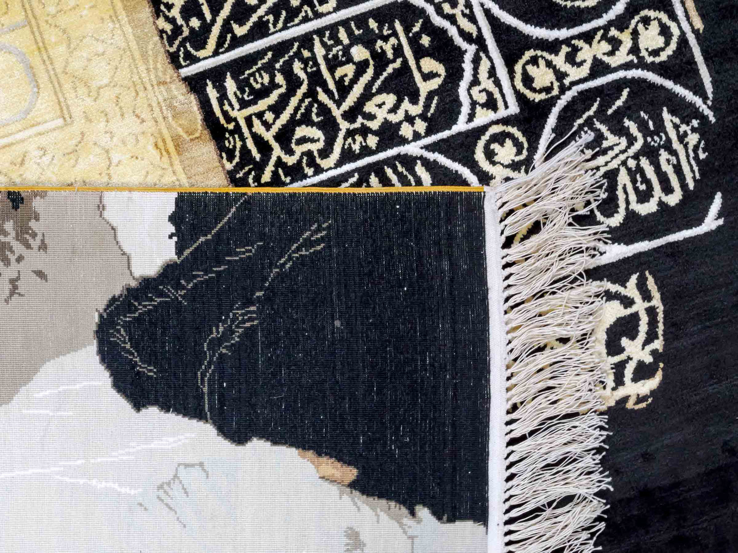 Handgeknüpfter Sino Hereke Seidenteppich von Khademi aus reiner Seide, schwarz-gold. Feiner, chinesischer Teppich mit Bildmotiv, signiert. Orientteppich, geknüpft in China. Größe: 250 x 150 cm. Teppichnummer: SB3-1080 | Jupiter Intl