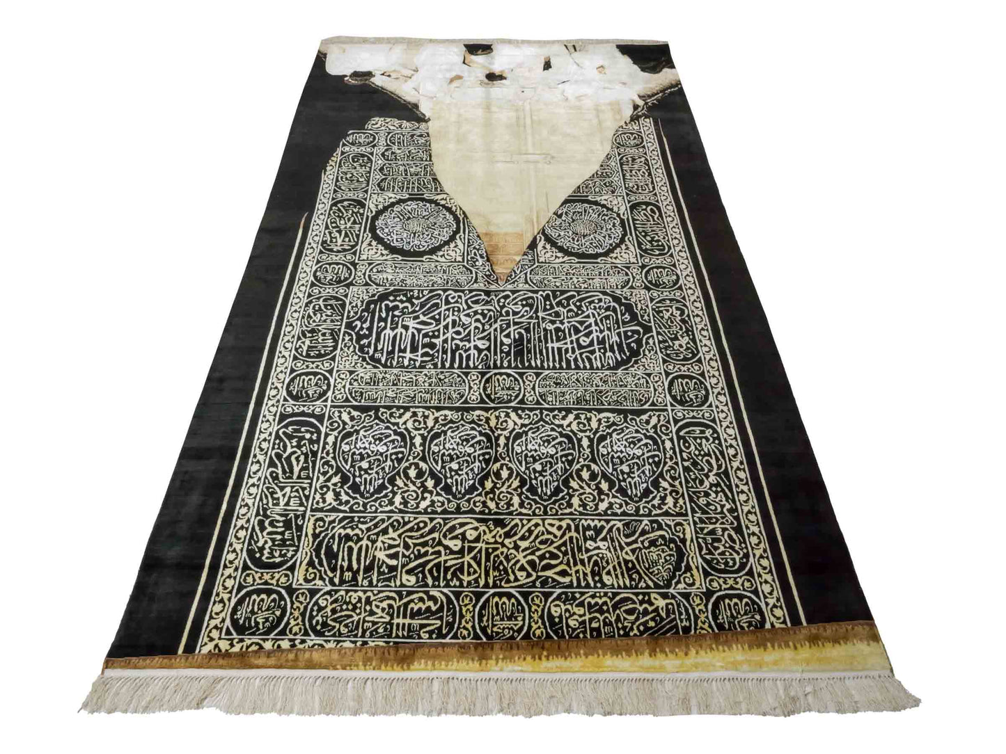 Handgeknüpfter Sino Hereke Seidenteppich von Khademi aus reiner Seide, schwarz-gold. Feiner, chinesischer Teppich mit Bildmotiv, signiert. Orientteppich, geknüpft in China. Größe: 250 x 150 cm. Teppichnummer: SB3-1080 | Jupiter Intl