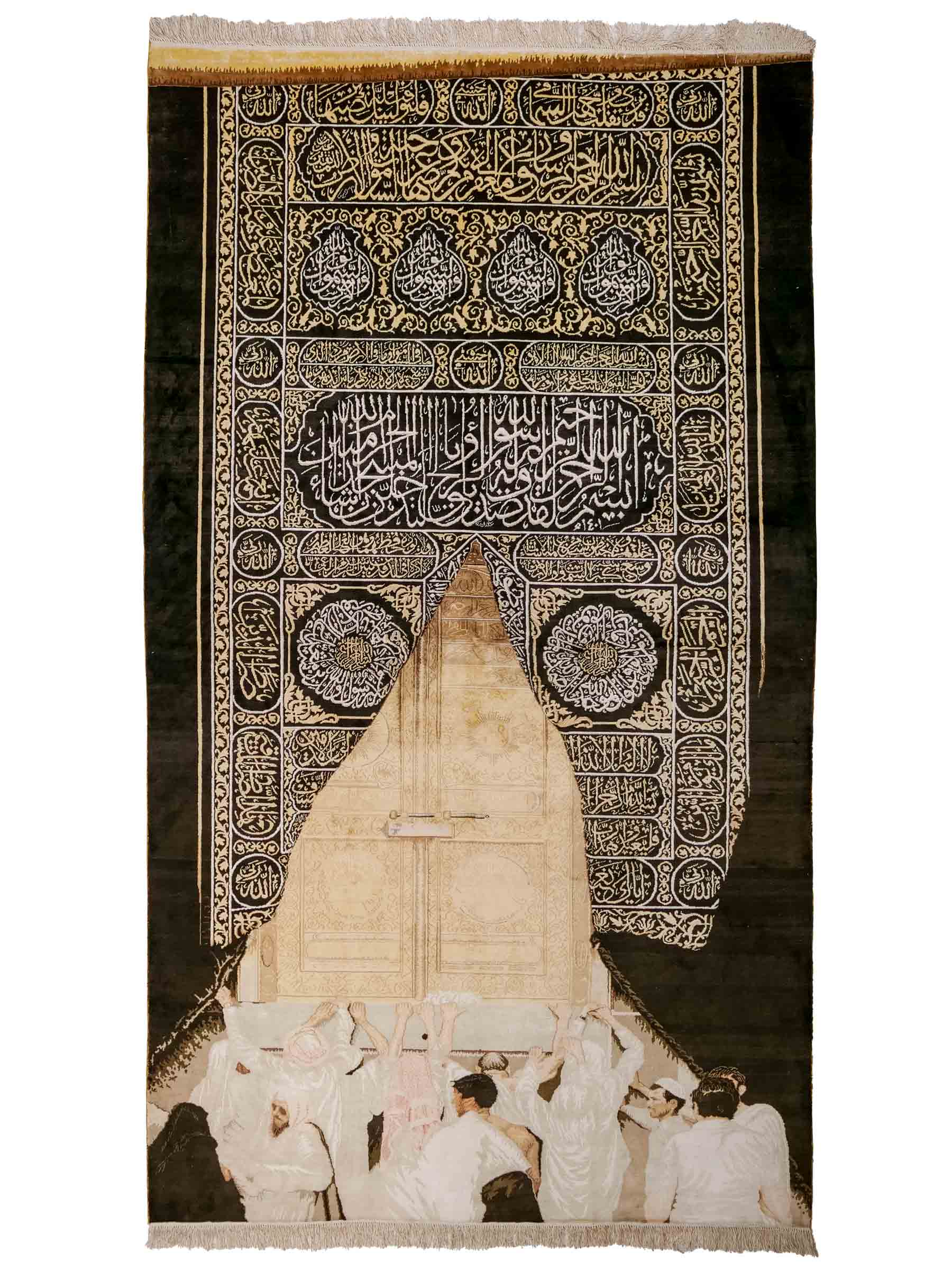 Handgeknüpfter Sino Hereke Seidenteppich von Khademi aus reiner Seide, schwarz-gold. Feiner, chinesischer Teppich mit Bildmotiv, signiert. Orientteppich, geknüpft in China. Größe: 250 x 150 cm. Teppichnummer: SB3-1083 | Jupiter Intl