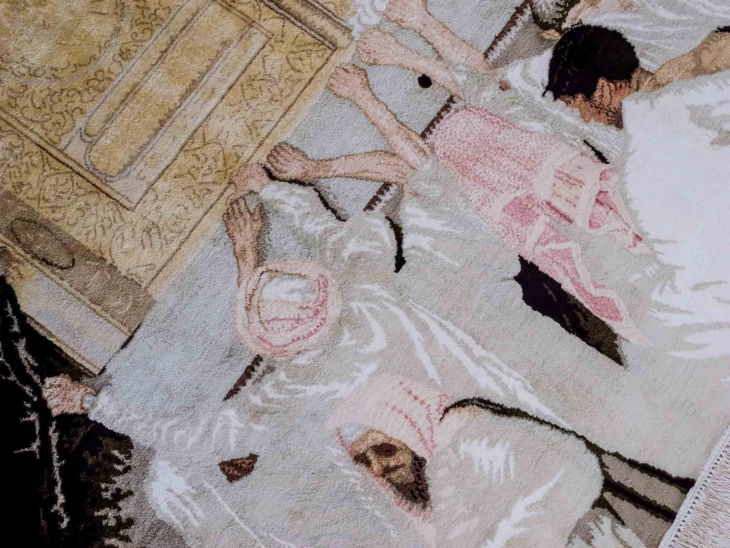 Handgeknüpfter Sino Hereke Seidenteppich von Khademi aus reiner Seide, schwarz-gold. Feiner, chinesischer Teppich mit Bildmotiv, signiert. Orientteppich, geknüpft in China. Größe: 250 x 150 cm. Teppichnummer: SB3-1083 | Jupiter Intl