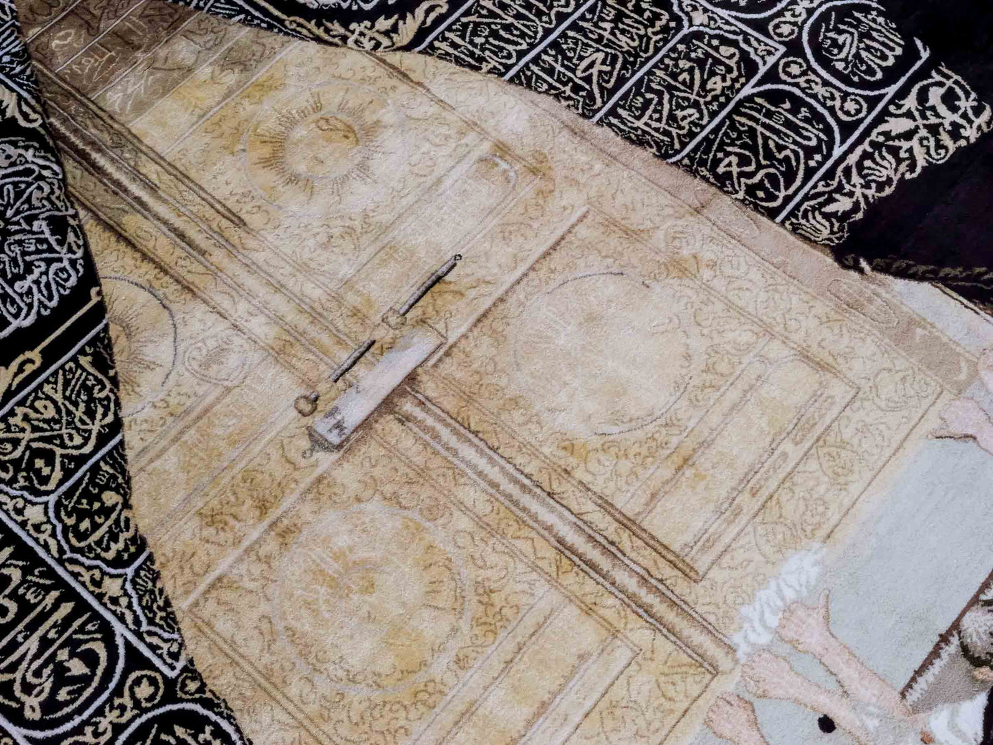 Handgeknüpfter Sino Hereke Seidenteppich von Khademi aus reiner Seide, schwarz-gold. Feiner, chinesischer Teppich mit Bildmotiv, signiert. Orientteppich, geknüpft in China. Größe: 250 x 150 cm. Teppichnummer: SB3-1083 | Jupiter Intl