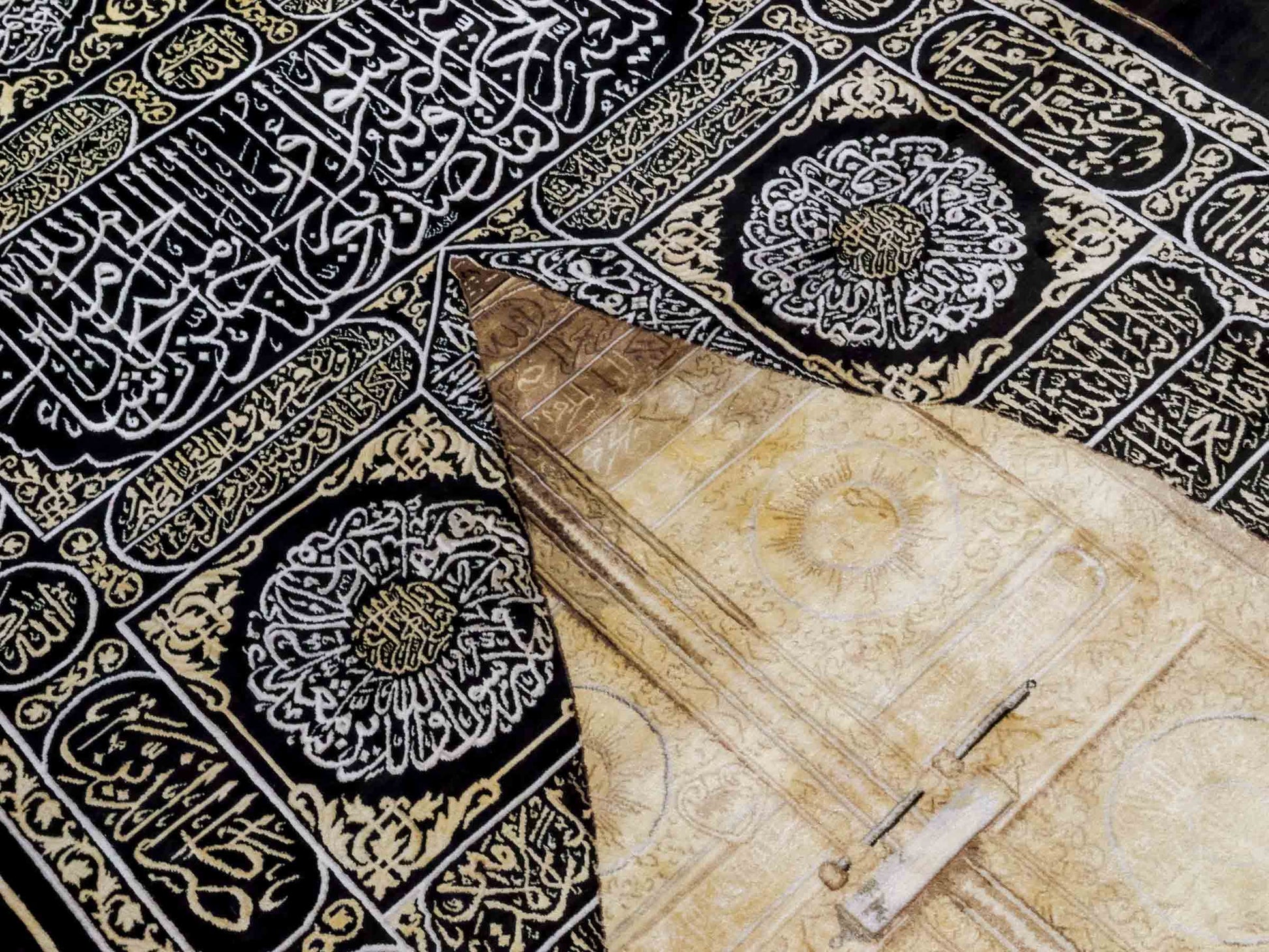 Handgeknüpfter Sino Hereke Seidenteppich von Khademi aus reiner Seide, schwarz-gold. Feiner, chinesischer Teppich mit Bildmotiv, signiert. Orientteppich, geknüpft in China. Größe: 250 x 150 cm. Teppichnummer: SB3-1083 | Jupiter Intl