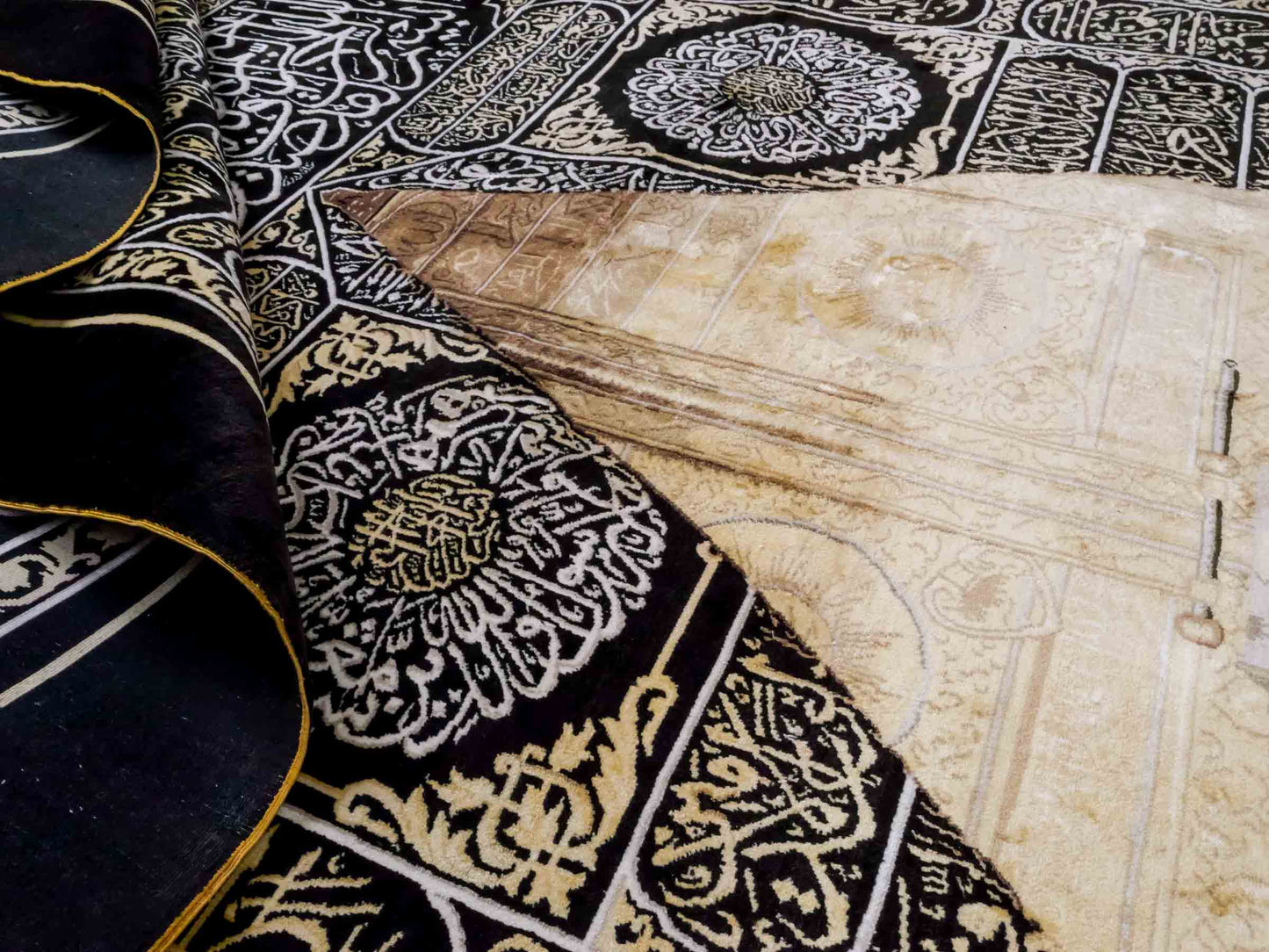 Handgeknüpfter Sino Hereke Seidenteppich von Khademi aus reiner Seide, schwarz-gold. Feiner, chinesischer Teppich mit Bildmotiv, signiert. Orientteppich, geknüpft in China. Größe: 250 x 150 cm. Teppichnummer: SB3-1083 | Jupiter Intl