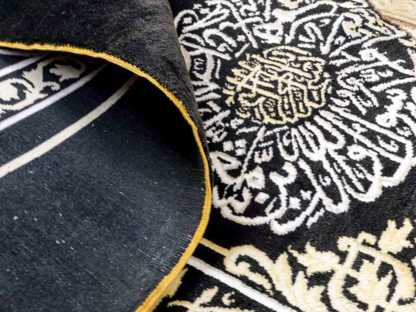 Handgeknüpfter Sino Hereke Seidenteppich von Khademi aus reiner Seide, schwarz-gold. Feiner, chinesischer Teppich mit Bildmotiv, signiert. Orientteppich, geknüpft in China. Größe: 250 x 150 cm. Teppichnummer: SB3-1083 | Jupiter Intl