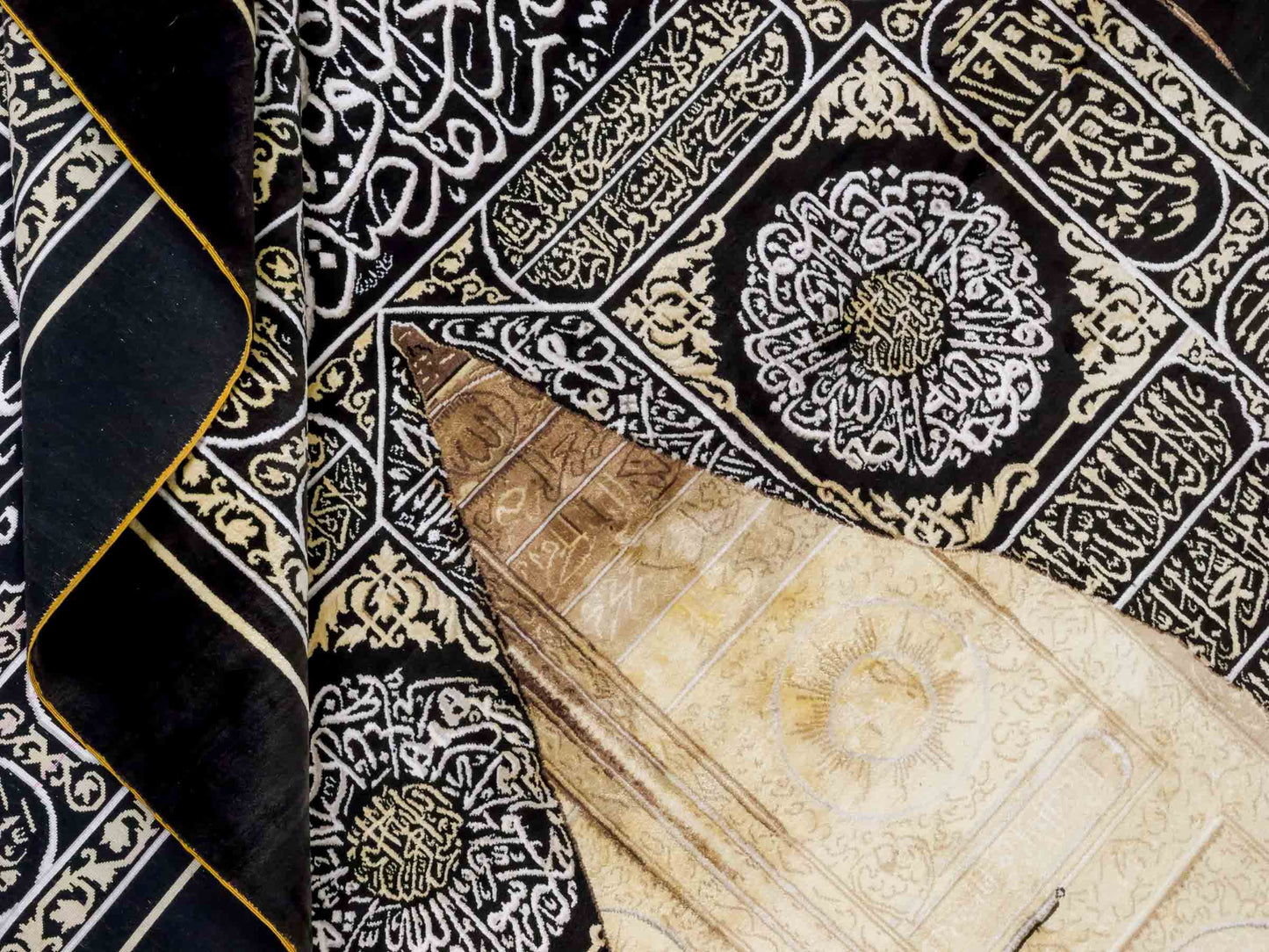 Handgeknüpfter Sino Hereke Seidenteppich von Khademi aus reiner Seide, schwarz-gold. Feiner, chinesischer Teppich mit Bildmotiv, signiert. Orientteppich, geknüpft in China. Größe: 250 x 150 cm. Teppichnummer: SB3-1083 | Jupiter Intl