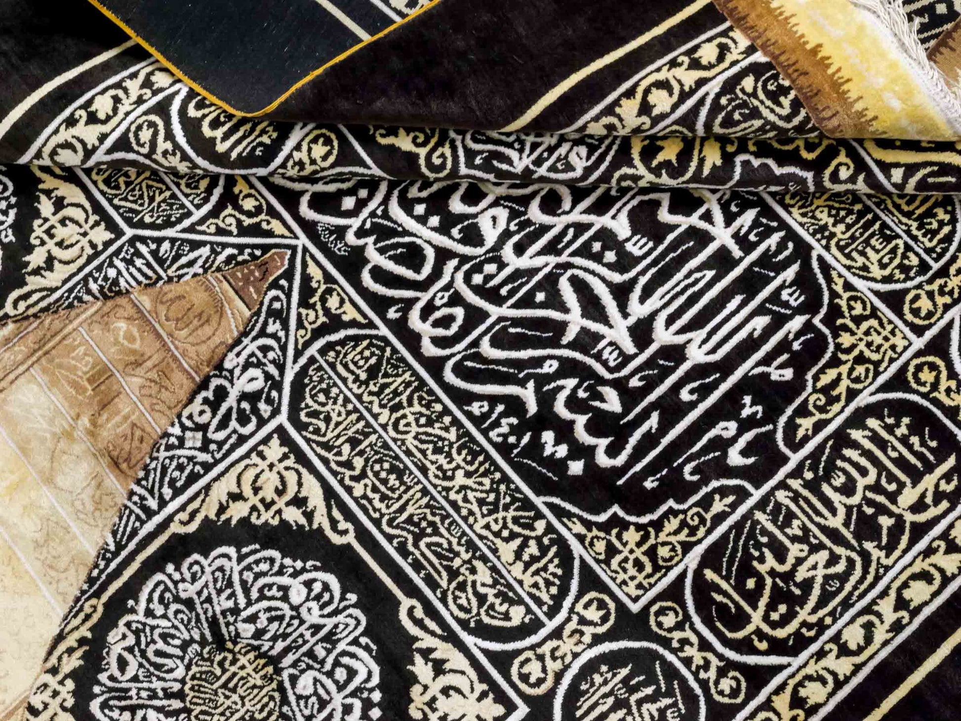 Handgeknüpfter Sino Hereke Seidenteppich von Khademi aus reiner Seide, schwarz-gold. Feiner, chinesischer Teppich mit Bildmotiv, signiert. Orientteppich, geknüpft in China. Größe: 250 x 150 cm. Teppichnummer: SB3-1083 | Jupiter Intl