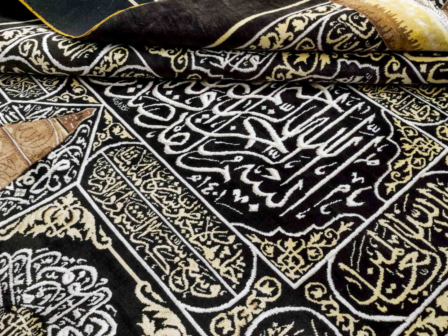 Handgeknüpfter Sino Hereke Seidenteppich von Khademi aus reiner Seide, schwarz-gold. Feiner, chinesischer Teppich mit Bildmotiv, signiert. Orientteppich, geknüpft in China. Größe: 250 x 150 cm. Teppichnummer: SB3-1083 | Jupiter Intl