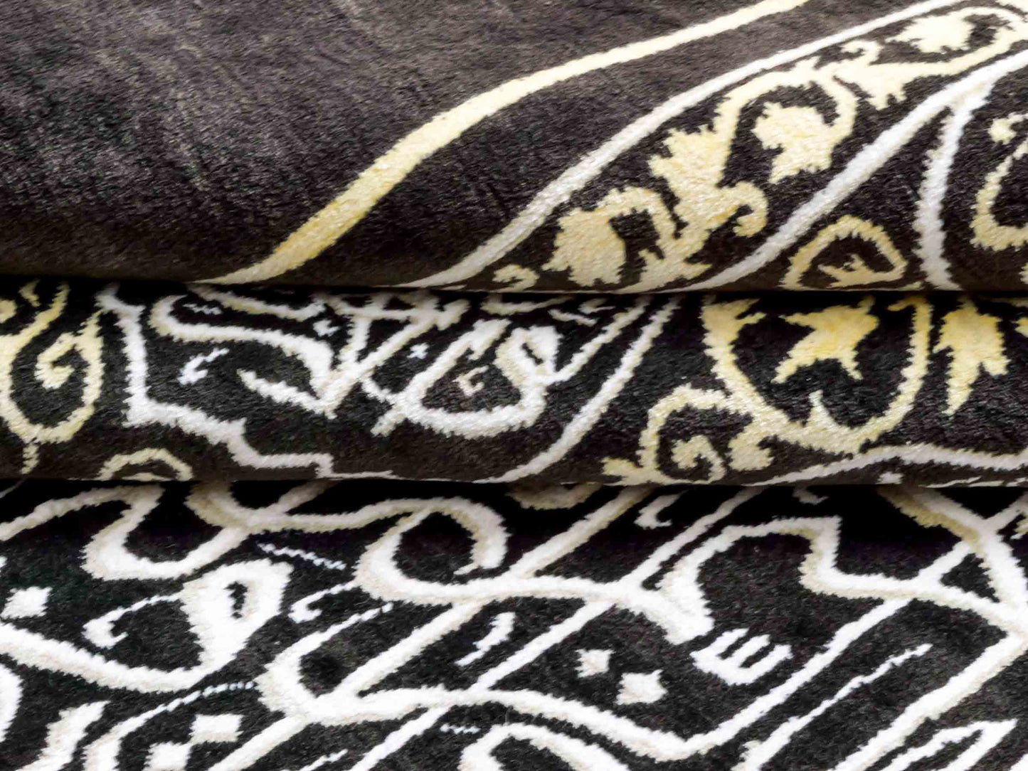 Handgeknüpfter Sino Hereke Seidenteppich von Khademi aus reiner Seide, schwarz-gold. Feiner, chinesischer Teppich mit Bildmotiv, signiert. Orientteppich, geknüpft in China. Größe: 250 x 150 cm. Teppichnummer: SB3-1083 | Jupiter Intl
