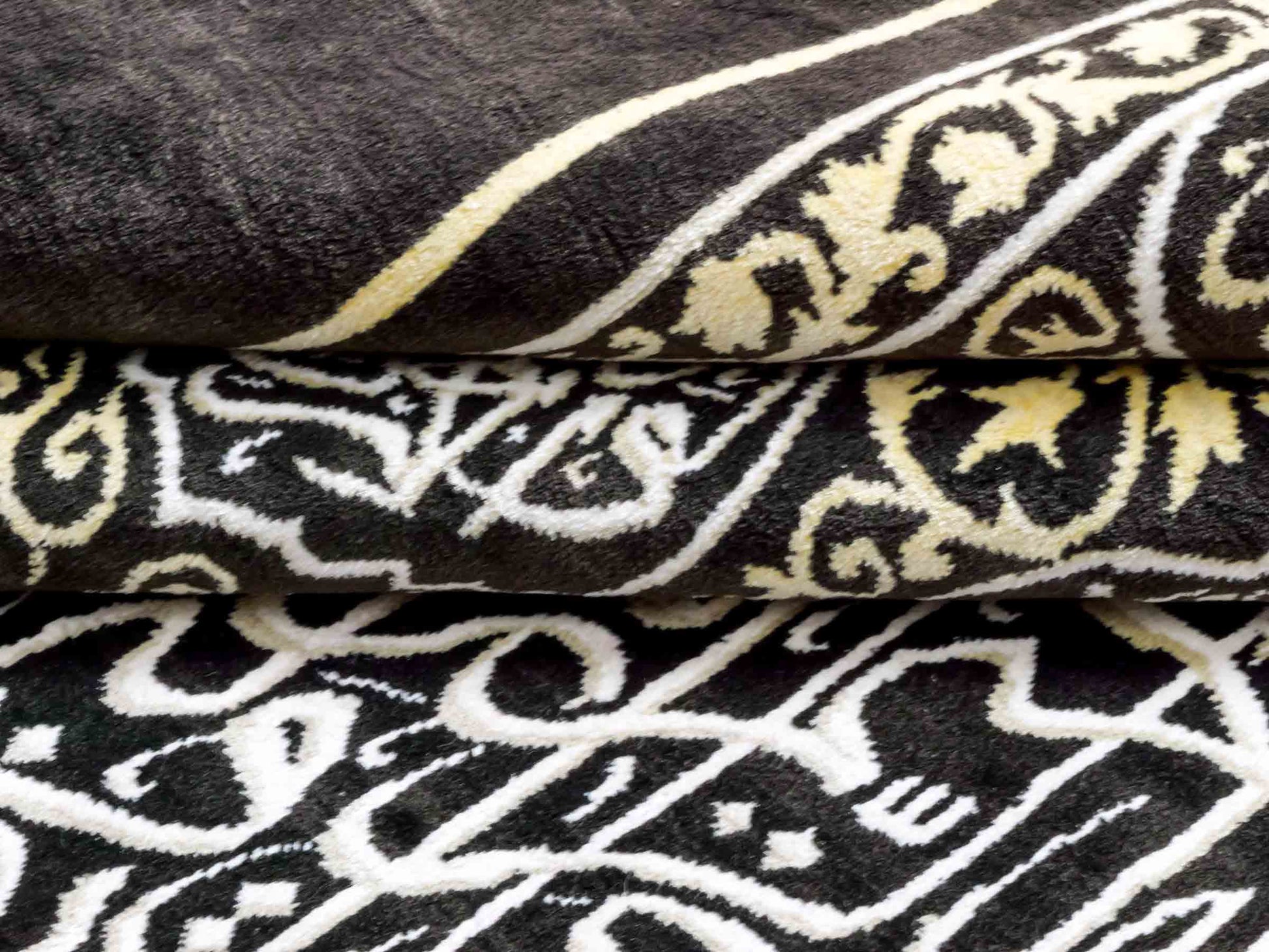 Handgeknüpfter Sino Hereke Seidenteppich von Khademi aus reiner Seide, schwarz-gold. Feiner, chinesischer Teppich mit Bildmotiv, signiert. Orientteppich, geknüpft in China. Größe: 250 x 150 cm. Teppichnummer: SB3-1083 | Jupiter Intl