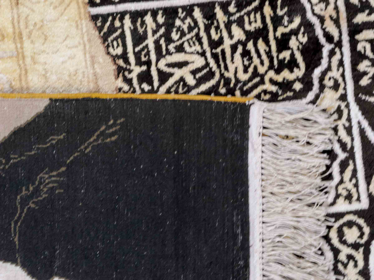 Handgeknüpfter Sino Hereke Seidenteppich von Khademi aus reiner Seide, schwarz-gold. Feiner, chinesischer Teppich mit Bildmotiv, signiert. Orientteppich, geknüpft in China. Größe: 250 x 150 cm. Teppichnummer: SB3-1083 | Jupiter Intl