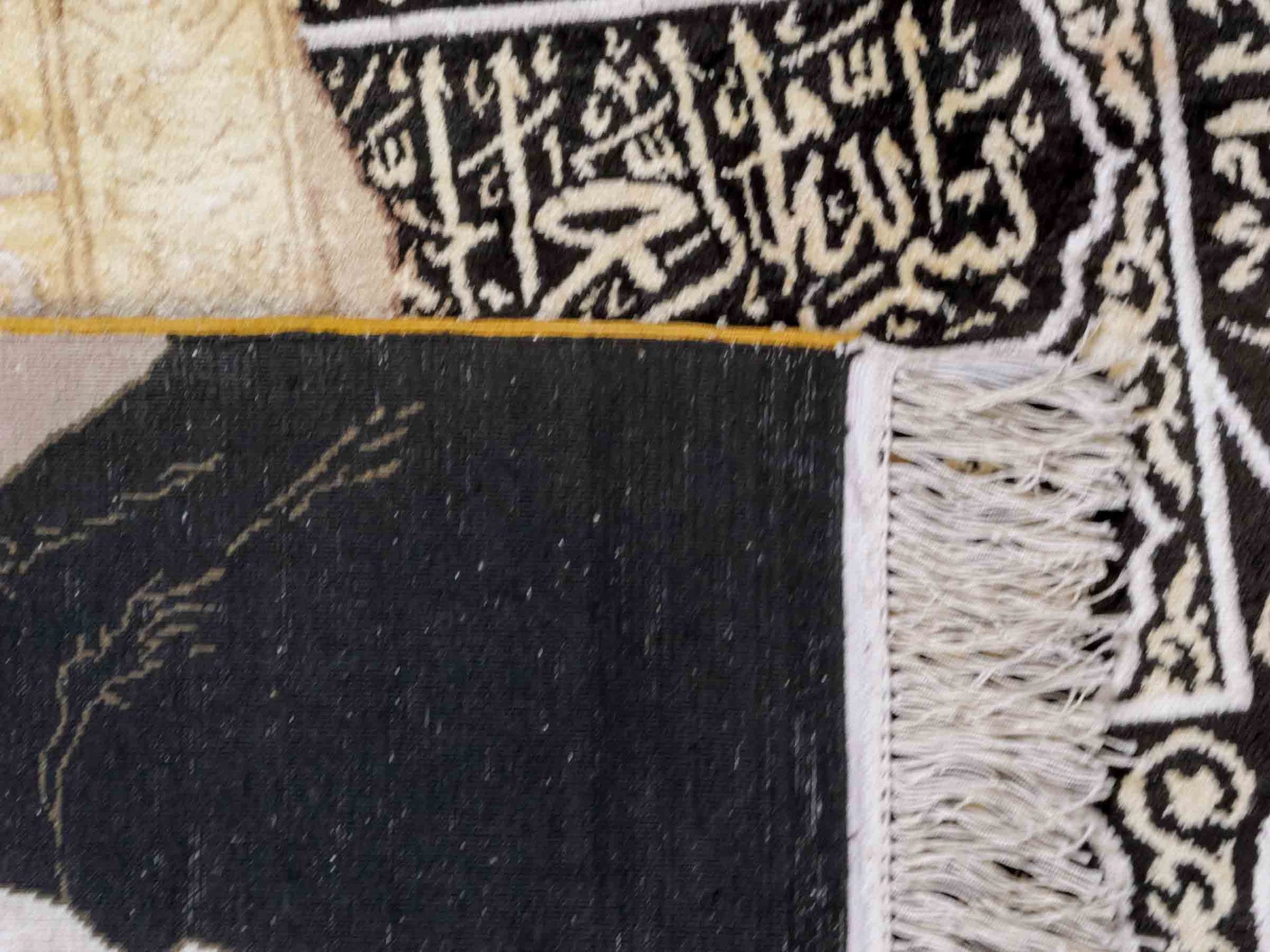 Handgeknüpfter Sino Hereke Seidenteppich von Khademi aus reiner Seide, schwarz-gold. Feiner, chinesischer Teppich mit Bildmotiv, signiert. Orientteppich, geknüpft in China. Größe: 250 x 150 cm. Teppichnummer: SB3-1083 | Jupiter Intl