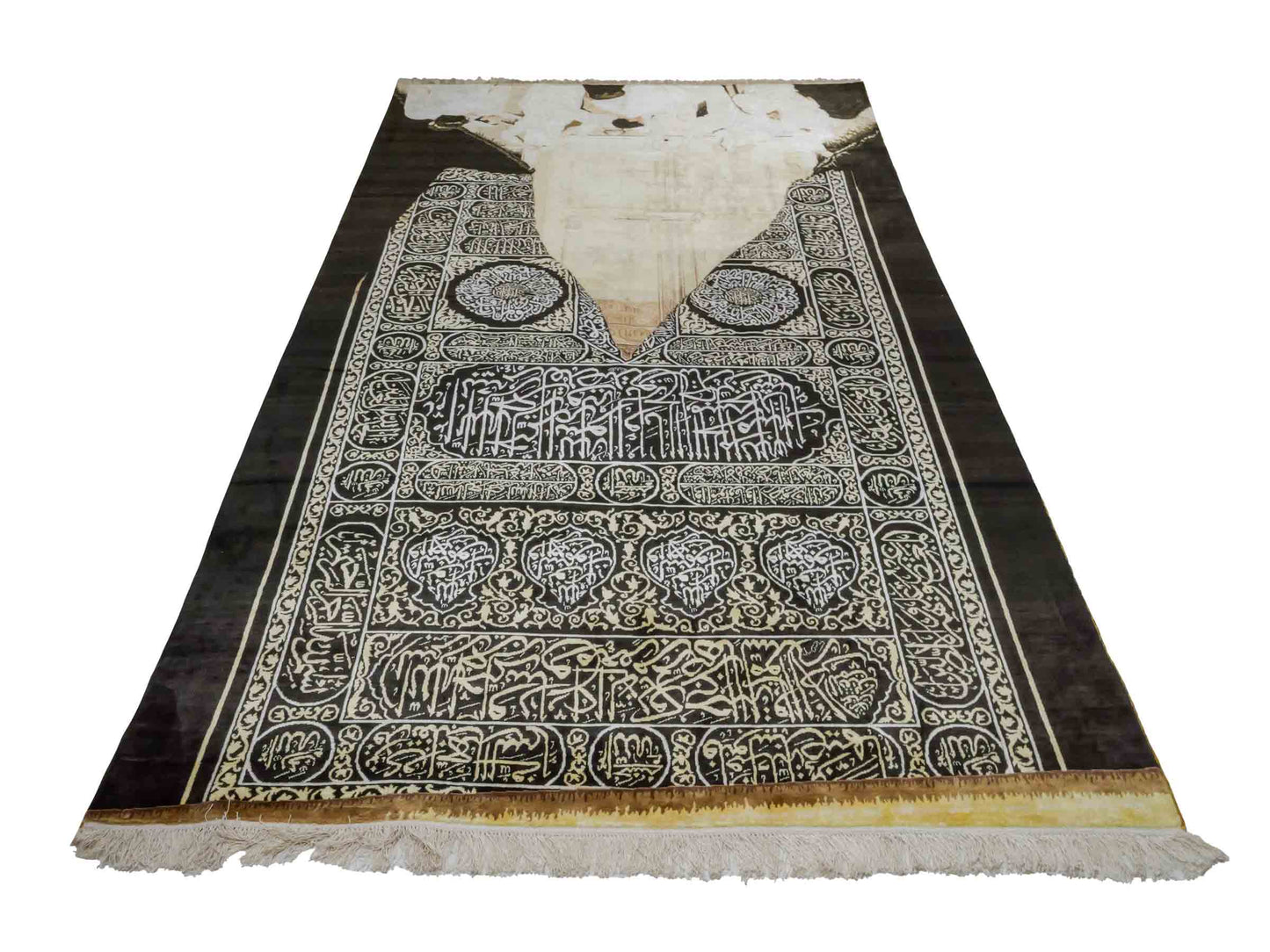 Handgeknüpfter Sino Hereke Seidenteppich von Khademi aus reiner Seide, schwarz-gold. Feiner, chinesischer Teppich mit Bildmotiv, signiert. Orientteppich, geknüpft in China. Größe: 250 x 150 cm. Teppichnummer: SB3-1083 | Jupiter Intl