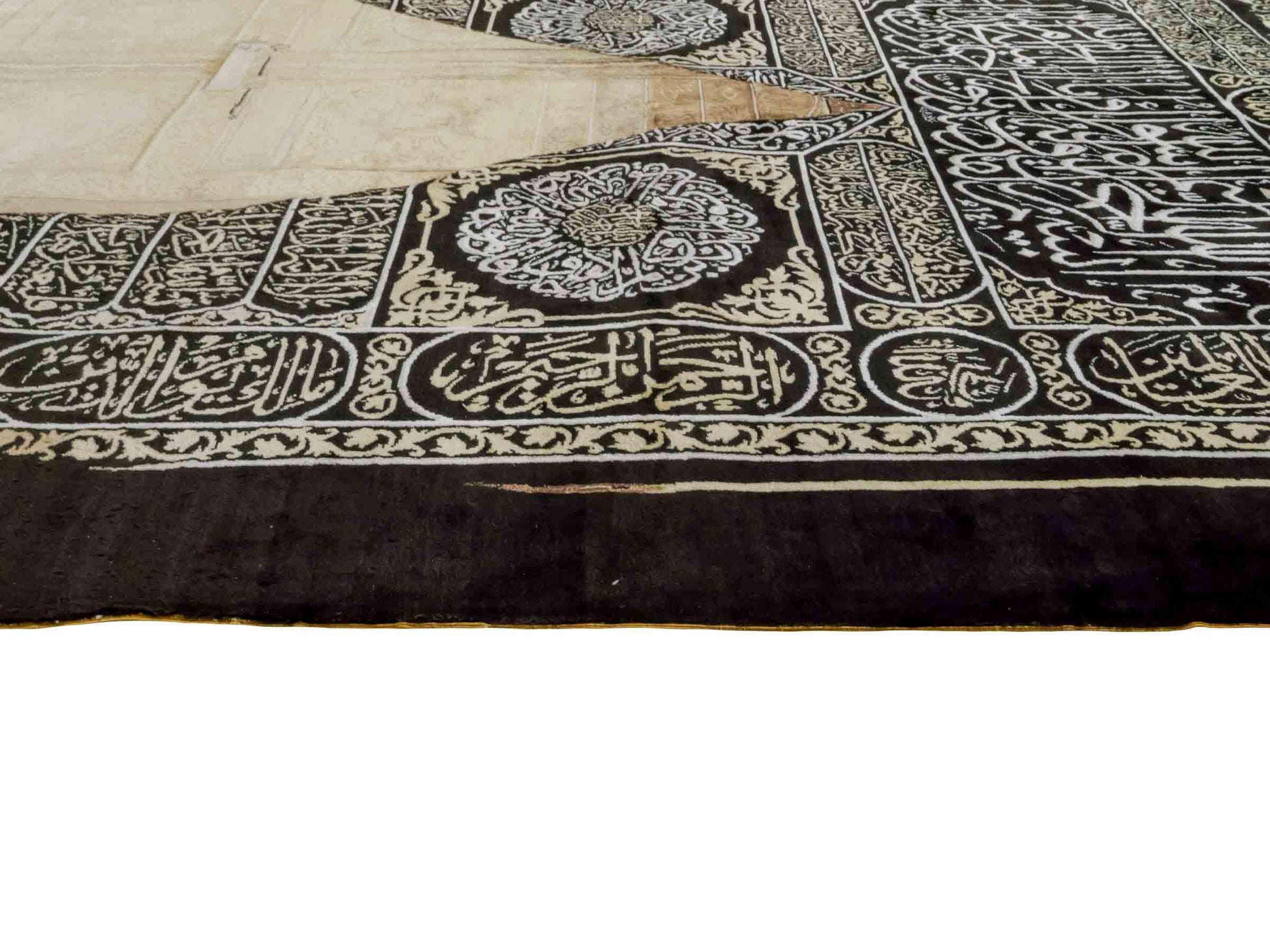 Handgeknüpfter Sino Hereke Seidenteppich von Khademi aus reiner Seide, schwarz-gold. Feiner, chinesischer Teppich mit Bildmotiv, signiert. Orientteppich, geknüpft in China. Größe: 250 x 150 cm. Teppichnummer: SB3-1083 | Jupiter Intl