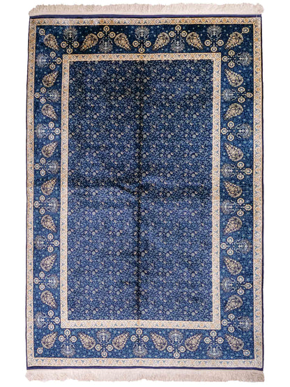 Sehr feiner, handgeknüpfter Sino Hereke Seidenteppich aus reiner Seide mit Allover-Muster von Khademi. Größe: 220 x 147 cm. Farbe: Blau. RB3-5491. Ursprung: China. Verkauf durch JUPITER Intl.