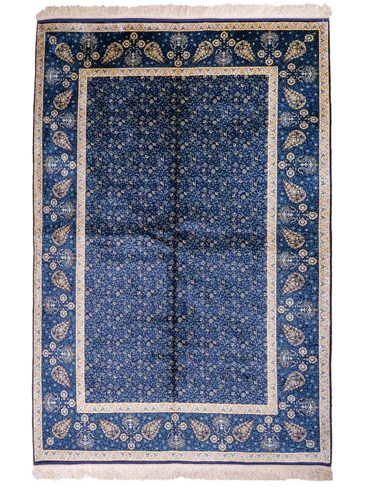 Sehr feiner, handgeknüpfter Sino Hereke Seidenteppich aus reiner Seide mit Allover-Muster von Khademi. Größe: 220 x 147 cm. Farbe: Blau. RB3-5491. Ursprung: China. Verkauf durch JUPITER Intl.