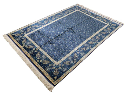 Sehr feiner, handgeknüpfter Sino Hereke Seidenteppich aus reiner Seide mit Allover-Muster von Khademi. Größe: 220 x 147 cm. Farbe: Blau. RB3-5491. Ursprung: China. Verkauf durch JUPITER Intl.