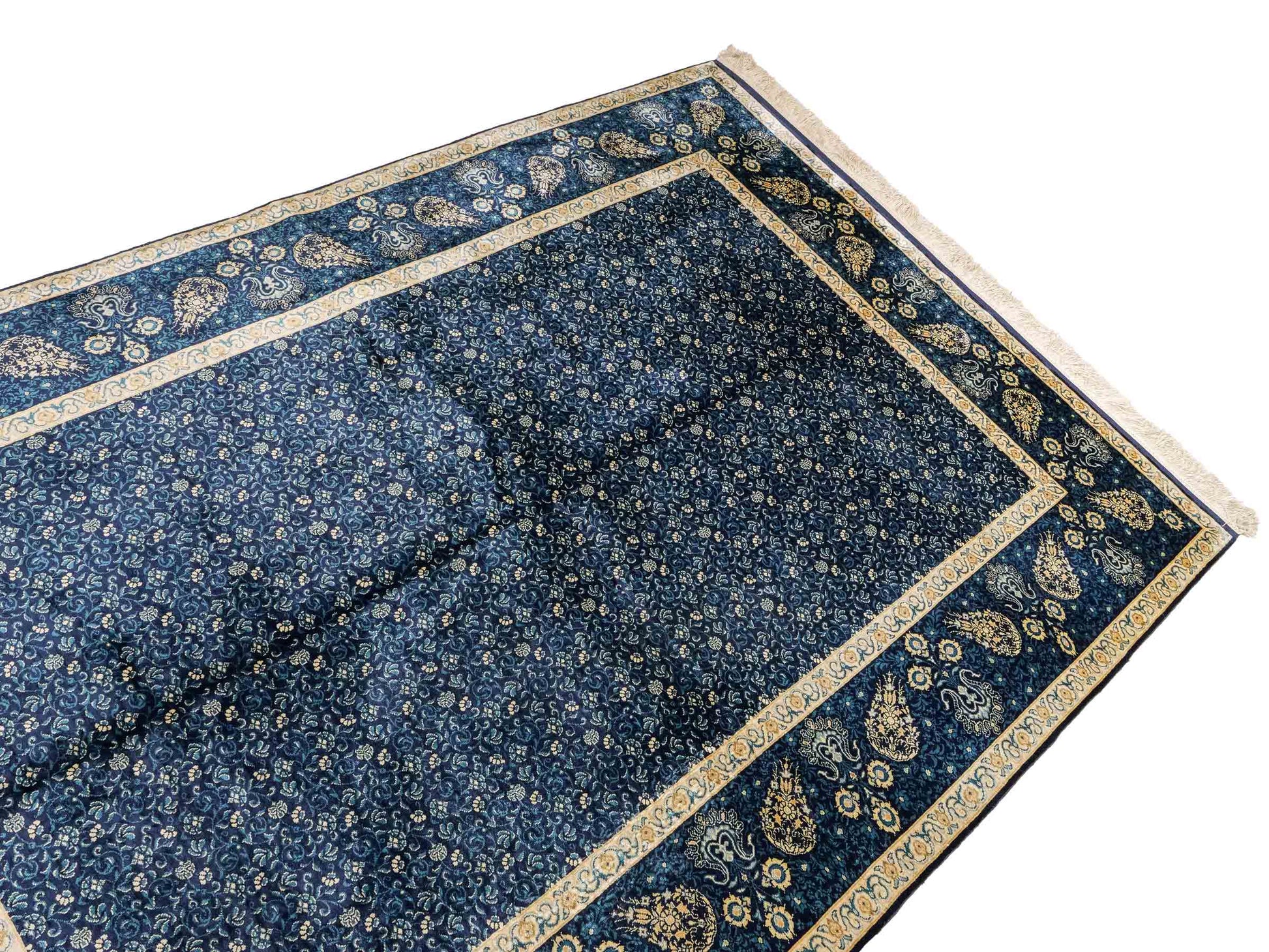 Sehr feiner, handgeknüpfter Sino Hereke Seidenteppich aus reiner Seide mit Allover-Muster von Khademi. Größe: 220 x 147 cm. Farbe: Blau. RB3-5491. Ursprung: China. Verkauf durch JUPITER Intl.