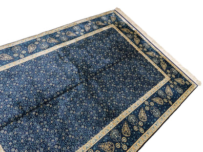 Sehr feiner, handgeknüpfter Sino Hereke Seidenteppich aus reiner Seide mit Allover-Muster von Khademi. Größe: 220 x 147 cm. Farbe: Blau. RB3-5491. Ursprung: China. Verkauf durch JUPITER Intl.