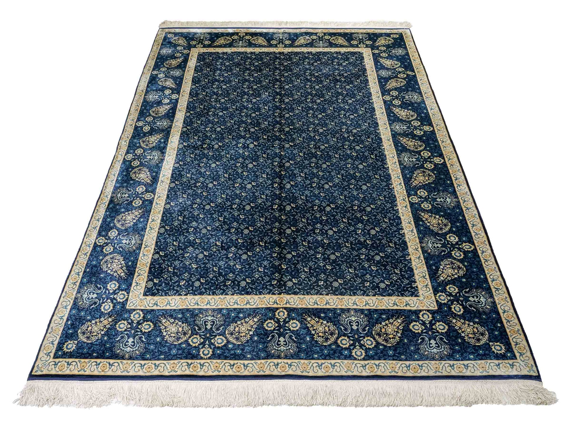 Sehr feiner, handgeknüpfter Sino Hereke Seidenteppich aus reiner Seide mit Allover-Muster von Khademi. Größe: 220 x 147 cm. Farbe: Blau. RB3-5491. Ursprung: China. Verkauf durch JUPITER Intl.