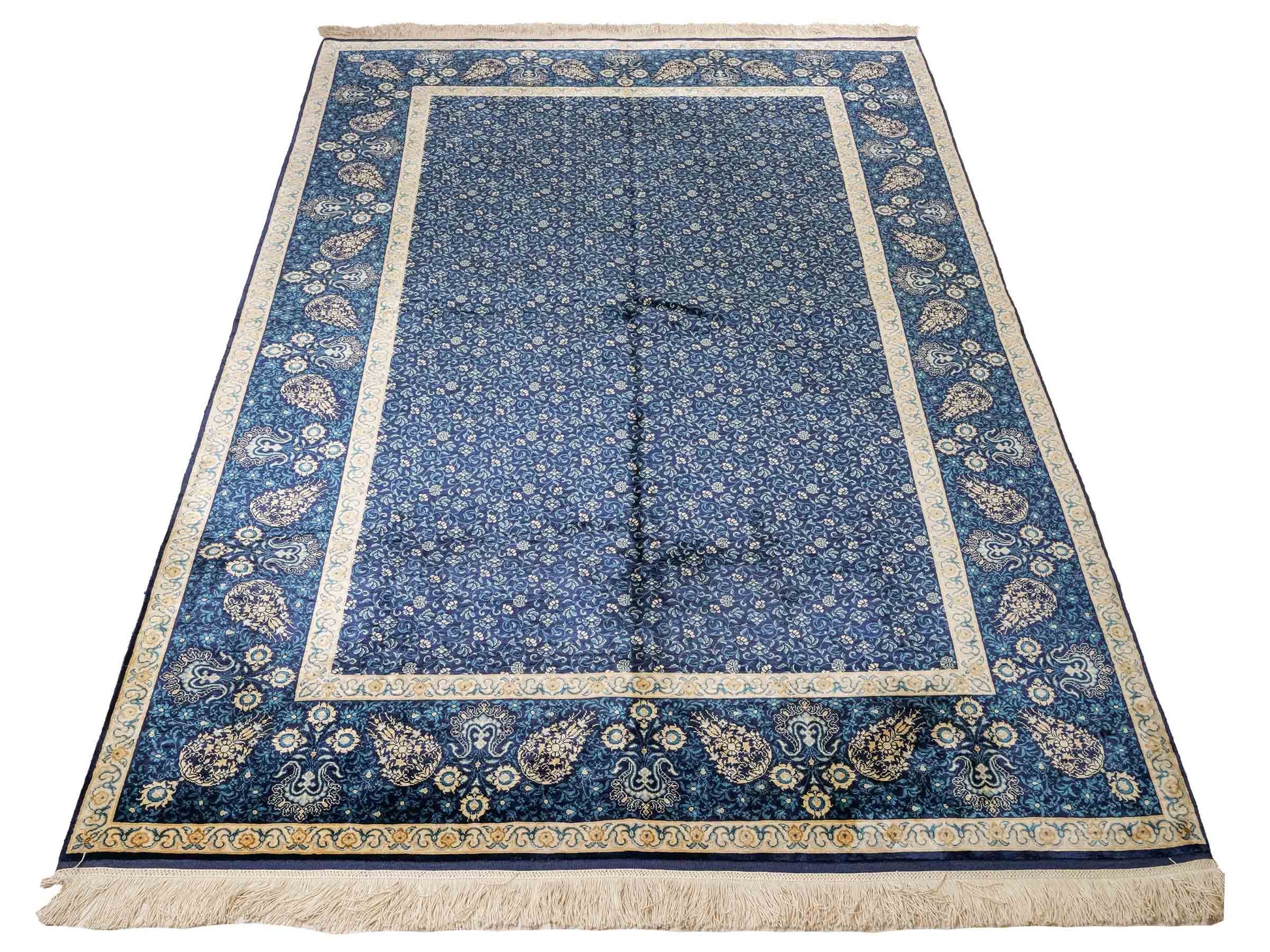 Sehr feiner, handgeknüpfter Sino Hereke Seidenteppich aus reiner Seide mit Allover-Muster von Khademi. Größe: 220 x 147 cm. Farbe: Blau. RB3-5491. Ursprung: China. Verkauf durch JUPITER Intl.