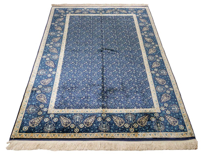 Sehr feiner, handgeknüpfter Sino Hereke Seidenteppich aus reiner Seide mit Allover-Muster von Khademi. Größe: 220 x 147 cm. Farbe: Blau. RB3-5491. Ursprung: China. Verkauf durch JUPITER Intl.