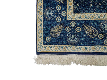 Sehr feiner, handgeknüpfter Sino Hereke Seidenteppich aus reiner Seide mit Allover-Muster von Khademi. Größe: 220 x 147 cm. Farbe: Blau. RB3-5491. Ursprung: China. Verkauf durch JUPITER Intl.
