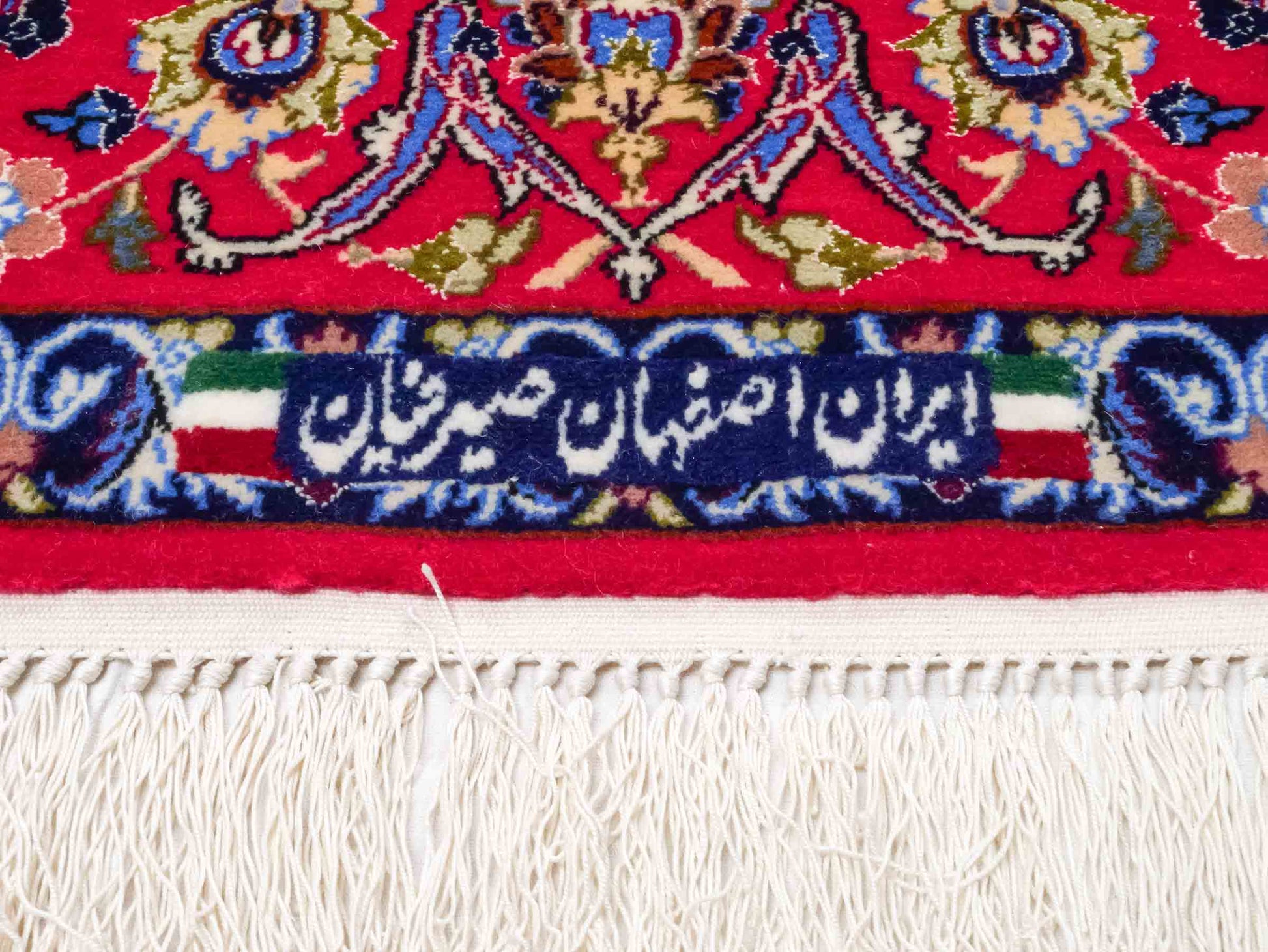 Handgeknüpfter Seyrafian Isfahan Perserteppich von Khademi aus Wolle mit Seide, rot, cremeweiß. Feiner, persischer Teppich mit Medaillon, signiert. Orientteppich, geknüpft in Iran. Größe: 171 cm x 113 cm. Teppichnummer: DB3-1003 Jupiter Intl.