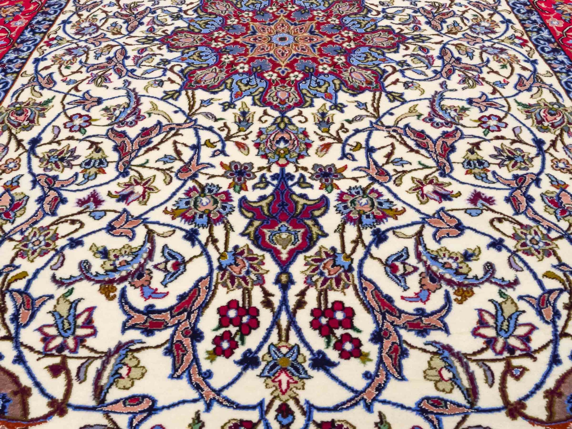Handgeknüpfter Seyrafian Isfahan Perserteppich von Khademi aus Wolle mit Seide, rot, cremeweiß. Feiner, persischer Teppich mit Medaillon, signiert. Orientteppich, geknüpft in Iran. Größe: 171 cm x 113 cm. Teppichnummer: DB3-1003 Jupiter Intl.