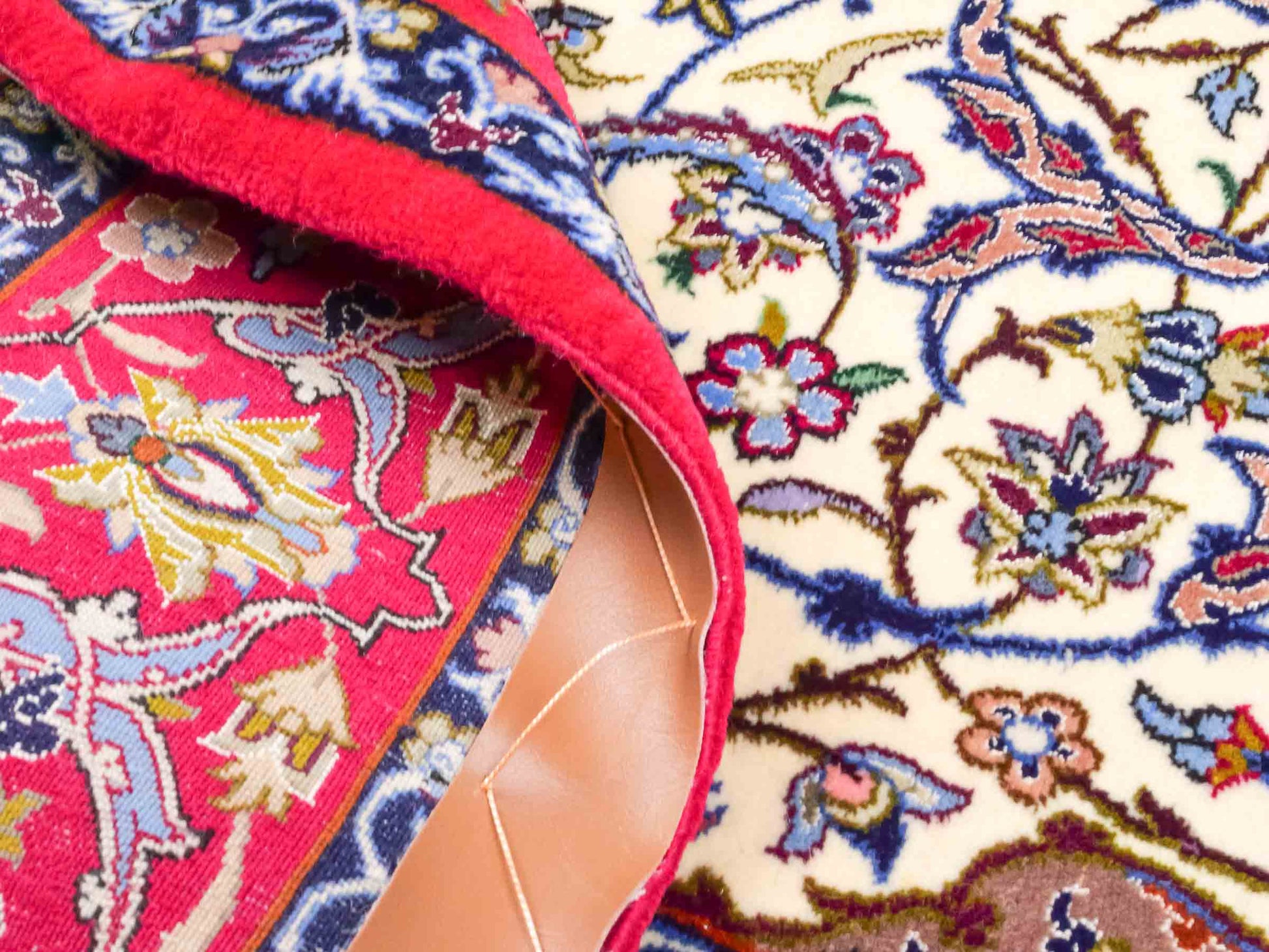 Handgeknüpfter Seyrafian Isfahan Perserteppich von Khademi aus Wolle mit Seide, rot, cremeweiß. Feiner, persischer Teppich mit Medaillon, signiert. Orientteppich, geknüpft in Iran. Größe: 171 cm x 113 cm. Teppichnummer: DB3-1003 Jupiter Intl.
