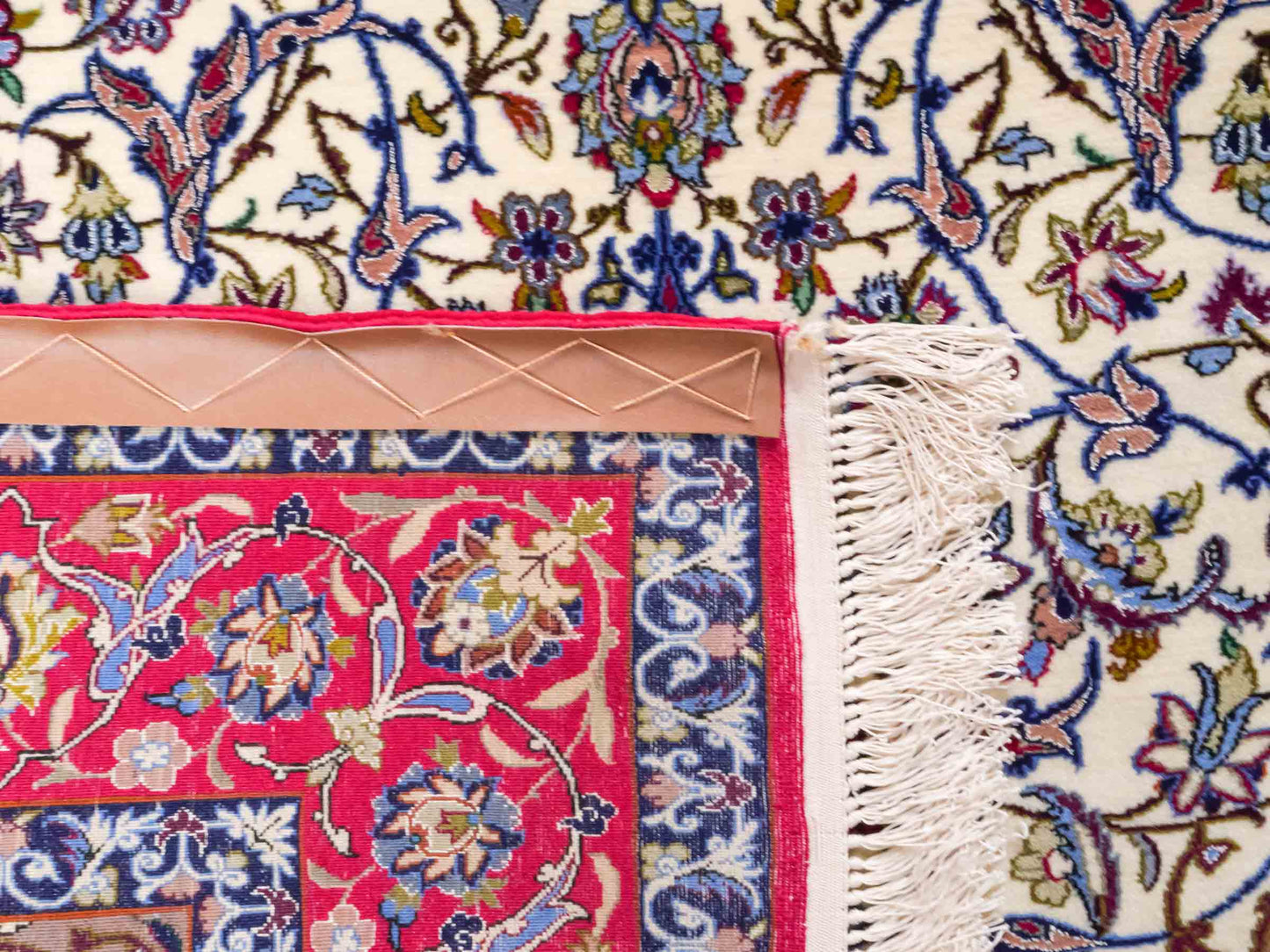 Handgeknüpfter Seyrafian Isfahan Perserteppich von Khademi aus Wolle mit Seide, rot, cremeweiß. Feiner, persischer Teppich mit Medaillon, signiert. Orientteppich, geknüpft in Iran. Größe: 171 cm x 113 cm. Teppichnummer: DB3-1003 Jupiter Intl.