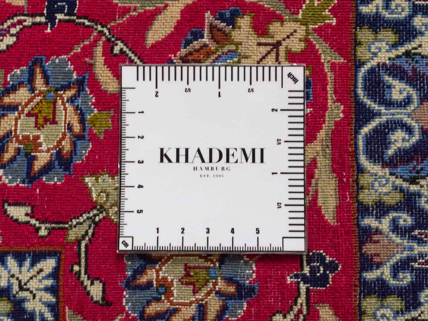 Handgeknüpfter Seyrafian Isfahan Perserteppich von Khademi aus Wolle mit Seide, rot, cremeweiß. Feiner, persischer Teppich mit Medaillon, signiert. Orientteppich, geknüpft in Iran. Größe: 171 cm x 113 cm. Teppichnummer: DB3-1003 Jupiter Intl.
