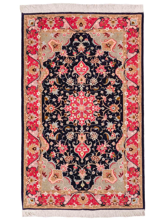 Feiner, handgeknüpfter Täbriz 50 Raj Perserteppich von Khademi aus Wolle mit Seide, navy-blau-rot. Persischer Orientteppich. Von Hand geknüpft in Iran. Größe: 122 cm x 75 cm. Teppichnummer: SB3-1102. Verkauf durch Jupiter Intl.