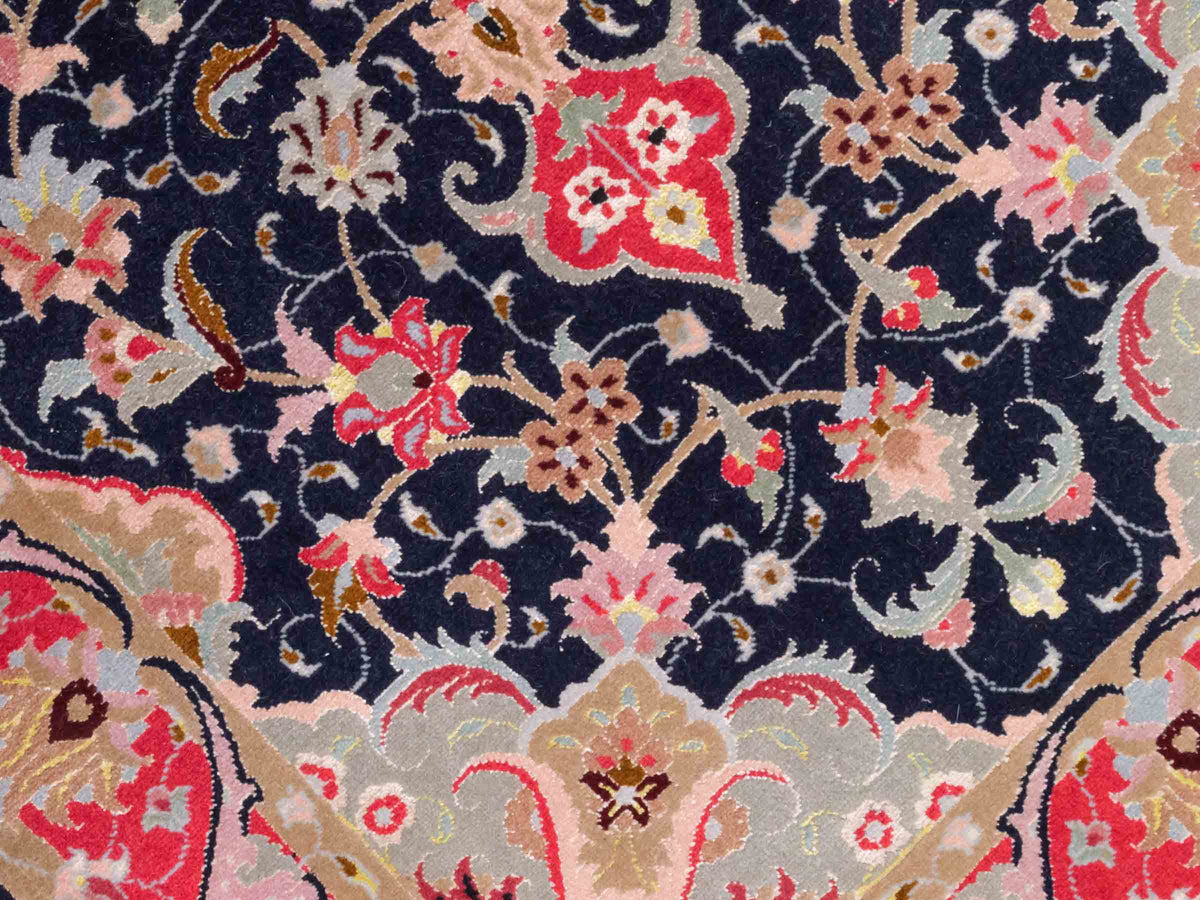 Feiner, handgeknüpfter Täbriz 50 Raj Perserteppich von Khademi aus Wolle mit Seide, navy-blau-rot. Persischer Orientteppich. Von Hand geknüpft in Iran. Größe: 122 cm x 75 cm. Teppichnummer: SB3-1102. Verkauf durch Jupiter Intl.