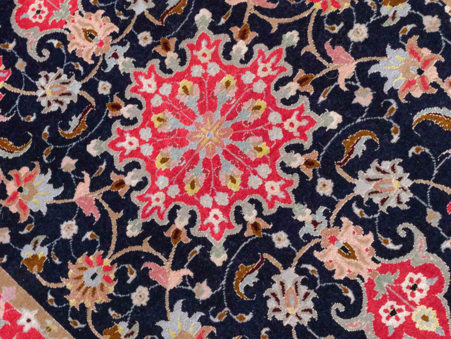 Feiner, handgeknüpfter Täbriz 50 Raj Perserteppich von Khademi aus Wolle mit Seide, navy-blau-rot. Persischer Orientteppich. Von Hand geknüpft in Iran. Größe: 122 cm x 75 cm. Teppichnummer: SB3-1102. Verkauf durch Jupiter Intl.