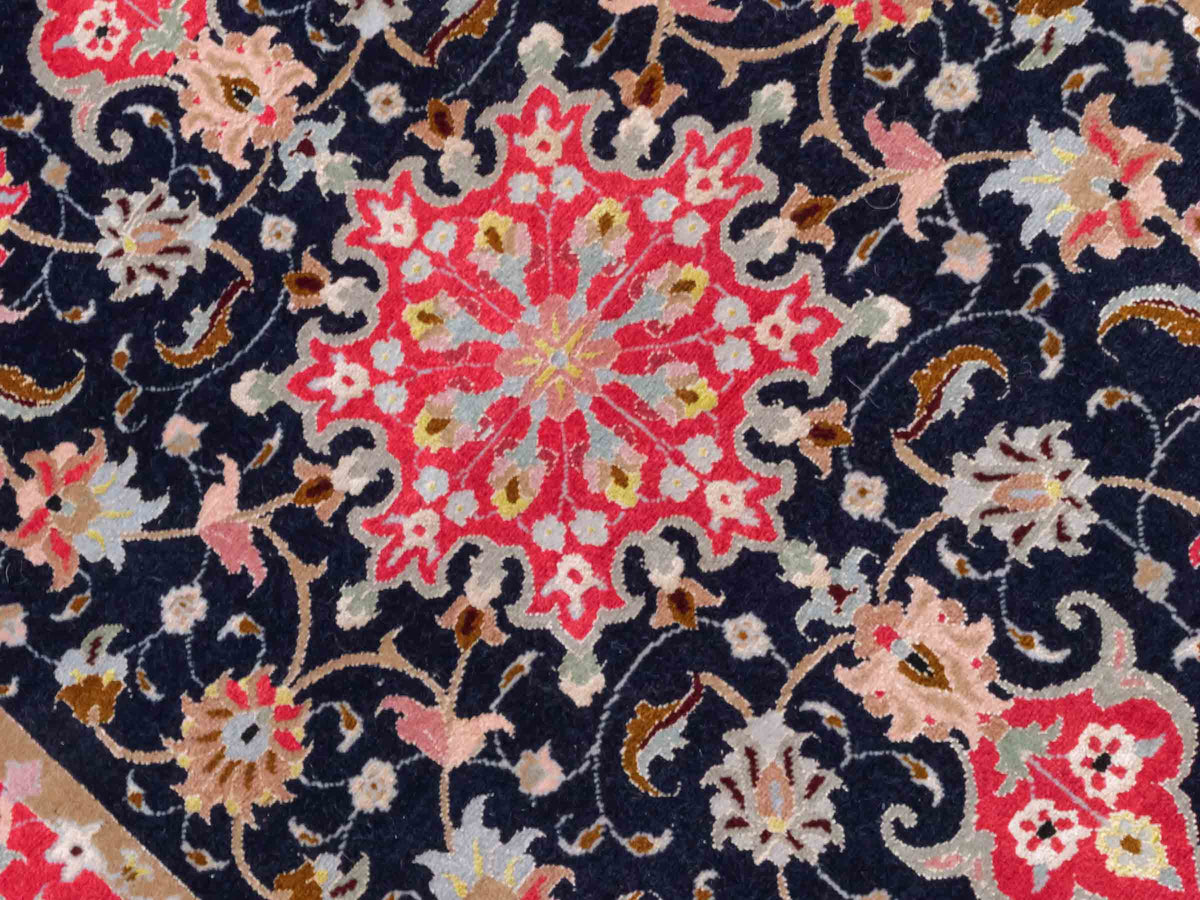 Feiner, handgeknüpfter Täbriz 50 Raj Perserteppich von Khademi aus Wolle mit Seide, navy-blau-rot. Persischer Orientteppich. Von Hand geknüpft in Iran. Größe: 122 cm x 75 cm. Teppichnummer: SB3-1102. Verkauf durch Jupiter Intl.
