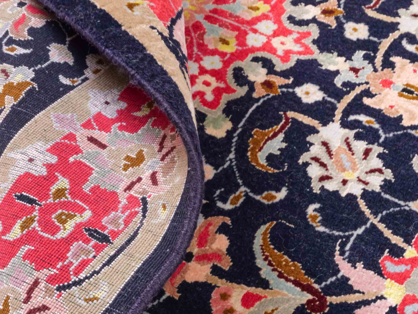 Feiner, handgeknüpfter Täbriz 50 Raj Perserteppich von Khademi aus Wolle mit Seide, navy-blau-rot. Persischer Orientteppich. Von Hand geknüpft in Iran. Größe: 122 cm x 75 cm. Teppichnummer: SB3-1102. Verkauf durch Jupiter Intl.