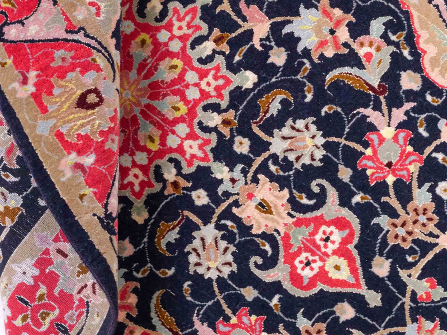 Feiner, handgeknüpfter Täbriz 50 Raj Perserteppich von Khademi aus Wolle mit Seide, navy-blau-rot. Persischer Orientteppich. Von Hand geknüpft in Iran. Größe: 122 cm x 75 cm. Teppichnummer: SB3-1102. Verkauf durch Jupiter Intl.