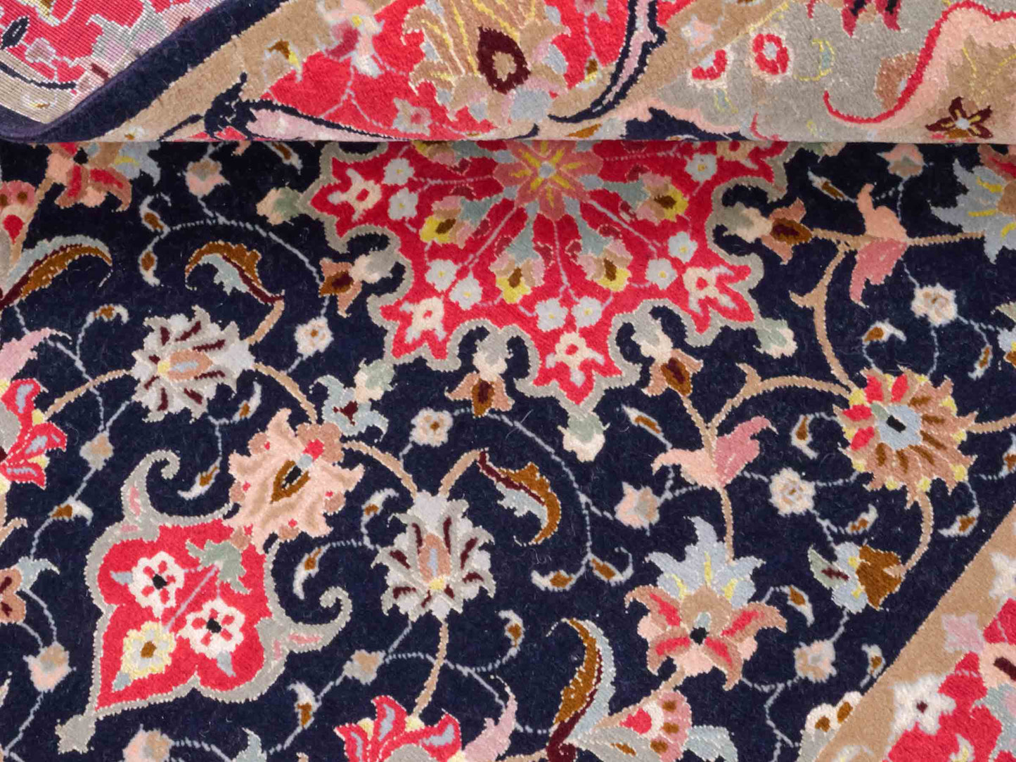 Feiner, handgeknüpfter Täbriz 50 Raj Perserteppich von Khademi aus Wolle mit Seide, navy-blau-rot. Persischer Orientteppich. Von Hand geknüpft in Iran. Größe: 122 cm x 75 cm. Teppichnummer: SB3-1102. Verkauf durch Jupiter Intl.