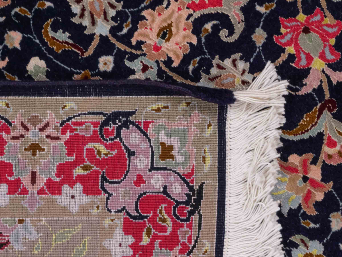 Feiner, handgeknüpfter Täbriz 50 Raj Perserteppich von Khademi aus Wolle mit Seide, navy-blau-rot. Persischer Orientteppich. Von Hand geknüpft in Iran. Größe: 122 cm x 75 cm. Teppichnummer: SB3-1102. Verkauf durch Jupiter Intl.