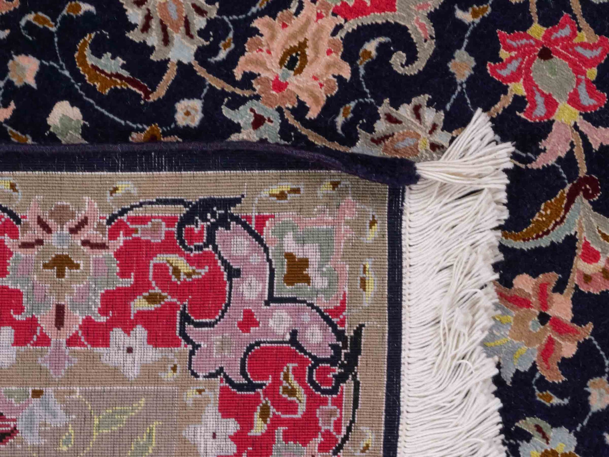 Feiner, handgeknüpfter Täbriz 50 Raj Perserteppich von Khademi aus Wolle mit Seide, navy-blau-rot. Persischer Orientteppich. Von Hand geknüpft in Iran. Größe: 122 cm x 75 cm. Teppichnummer: SB3-1102. Verkauf durch Jupiter Intl.