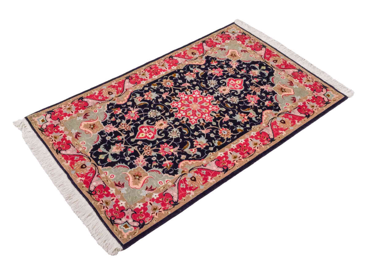 Feiner, handgeknüpfter Täbriz 50 Raj Perserteppich von Khademi aus Wolle mit Seide, navy-blau-rot. Persischer Orientteppich. Von Hand geknüpft in Iran. Größe: 122 cm x 75 cm. Teppichnummer: SB3-1102. Verkauf durch Jupiter Intl.