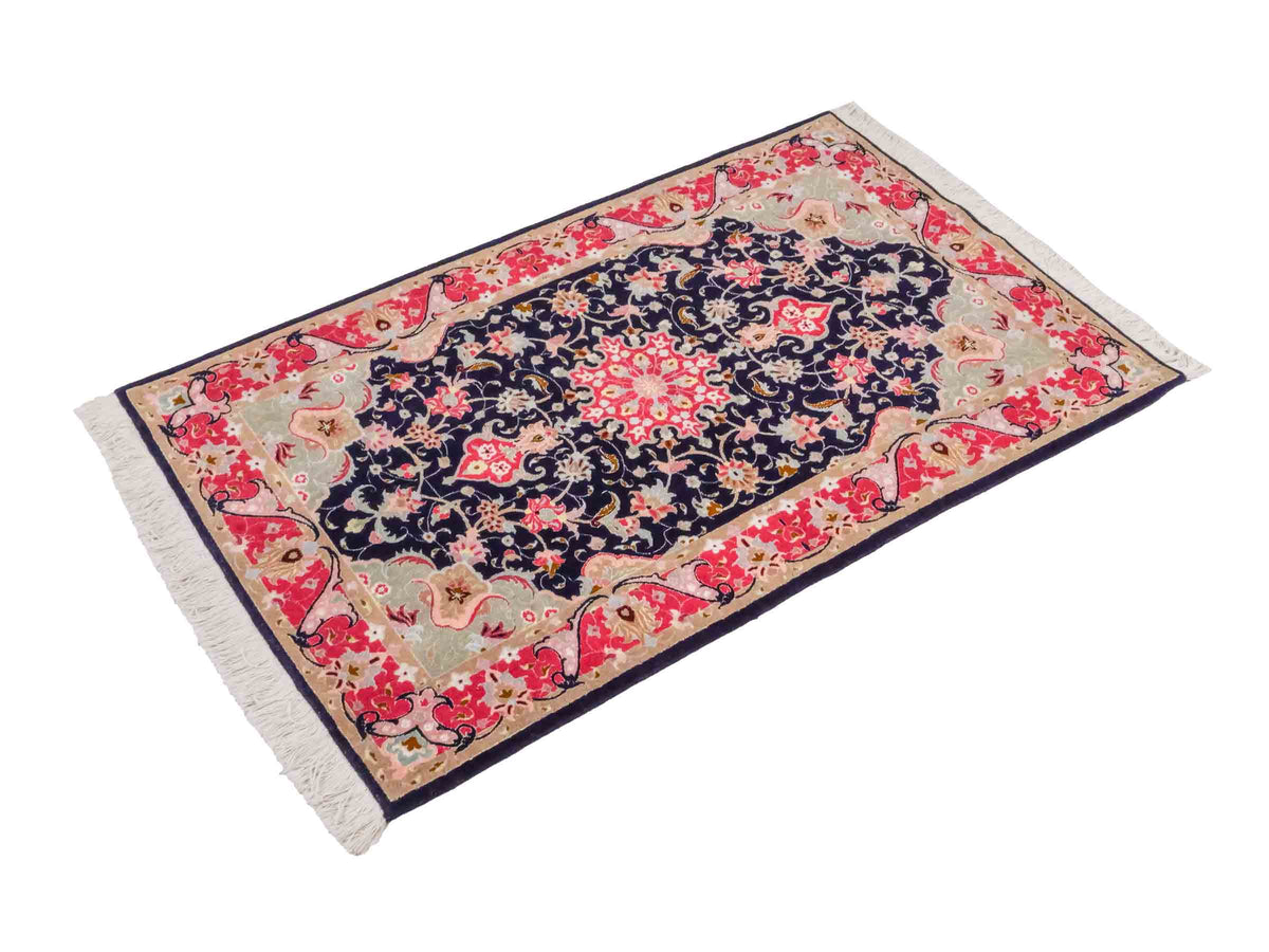 Feiner, handgeknüpfter Täbriz 50 Raj Perserteppich von Khademi aus Wolle mit Seide, navy-blau-rot. Persischer Orientteppich. Von Hand geknüpft in Iran. Größe: 122 cm x 75 cm. Teppichnummer: SB3-1102. Verkauf durch Jupiter Intl.