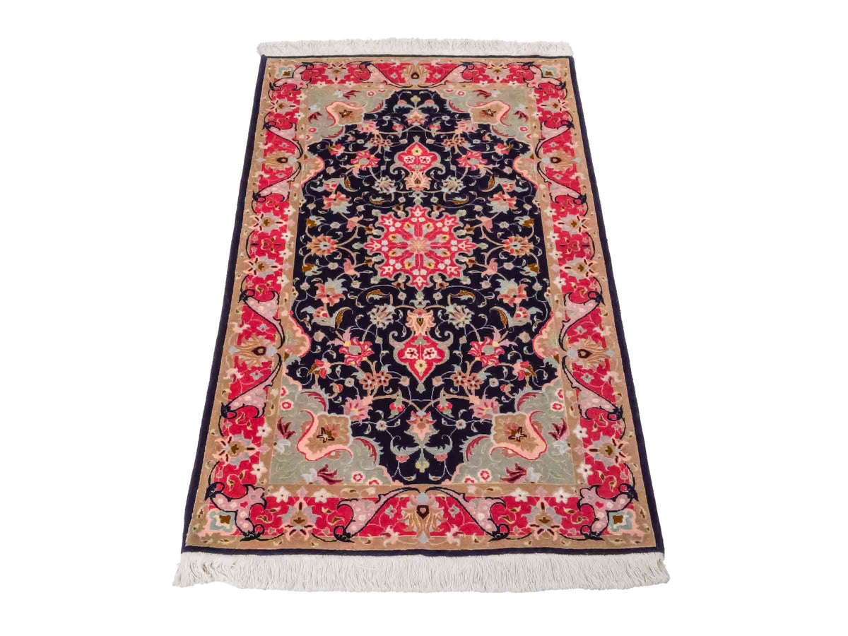 Feiner, handgeknüpfter Täbriz 50 Raj Perserteppich von Khademi aus Wolle mit Seide, navy-blau-rot. Persischer Orientteppich. Von Hand geknüpft in Iran. Größe: 122 cm x 75 cm. Teppichnummer: SB3-1102. Verkauf durch Jupiter Intl.